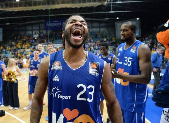 27.04.2013, xcex, Basketball BBL, Frankfurt Skyliners - Neckar Riesen Ludwigsburg, v.l. Quantez Robertson (Fraport Skyliners) außer sich vor Freude