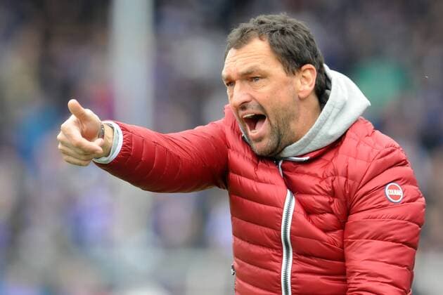 Osnabrück, Deutschland 27. April 2013: 3. Bundesliga 12 13 - VfL Osnabrück vs. VfB Stuttgart II. Trainer Claus-Dieter Pele Wollitz (Osnabrück) gibt Anweisungen. mt