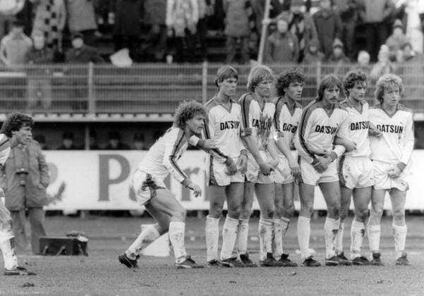 Freistossmauer Borussia Mönchengladbach, v.re.: Winfried Schäfer, Armin Veh, Kurt Pinkall, Frank Schäffer, Uwe Rahn, Ingo Pickenäcker und Norbert Ringels