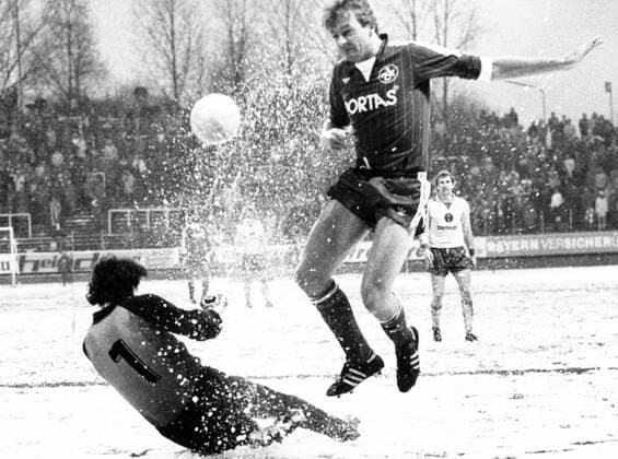 1. FC Kaiserslautern - Eintracht Braunschweig 3:2 - Hannes Bongartz (Lautern, re.) gegen Torwart Bernd Franke (Braunschweig) - DEUTSCHSPRACHIGE SPORTZEITSCHRIFTEN UND -ZEITUNGEN NUR NACH RÜCKSPRACHE