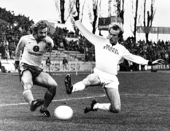 Eintracht Braunschweig - Arminia Bielefeld 3:0 - Günter Keute (Braunschweig, li.) gegen Ulrich Büscher (Bielefeld)