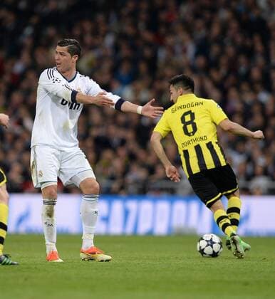 FUSSBALL CHAMPIONS LEAGUE HALBFINALE RÜCKSPIEL 2012 2013 Real Madrid - Borussia Dortmund 30.04.2013 Cristiano Ronaldo (li, Real Madrid) meckert, Ilkay Gündogan (re, Borussia Dortmund) spielt 