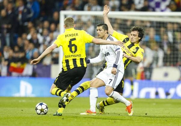Cristiano RONALDO , Real 7 im Zweikampf , Aktion um den Ball gegen Mats HUMMELS Nr. 15 BVB, Sven BENDER, 6 BVB Aktion, Zweikampf, Spielszene, Tackling, Ball REAL MADRID - BORUSSIA DORTMUND (2 -0 ) BVB im Finale Fussball UEFA Champions League, Halbfinale Rueckspiel, Madrid, 30.04.2013 CL Saison 2012 2013, BVB, RM