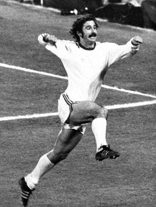 Torschütze Gerd Müller (FC Bayern München) nach seinem Tor zum 2:0 gegen Atletico Madrid