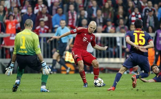 Arjen ROBBEN (FC Bayern München) erzielt gegen Torwart Victor VALDES (FC Barcelona) das Tor zum 3:0, rechts Marc BARTRA (FC Barcelona) EP_Global