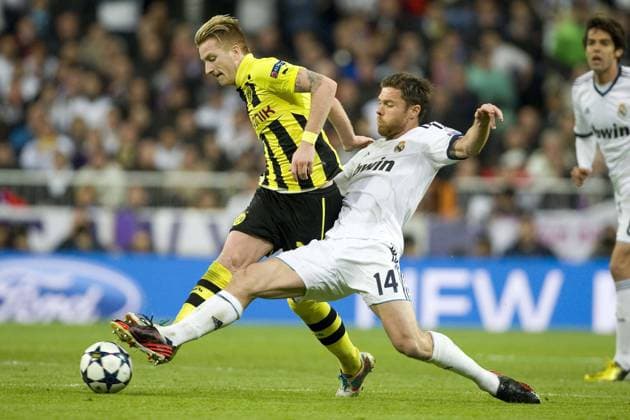 Marco REUS (li., DO) gegen Xabi ALONSO (Real), Aktion, Zweikampf, Fussball Champions League, Halbfinale, Real Madrid (Real) - Borussia Dortmund (DO) 2:0 am 30.04.2013 in Madrid Spanien