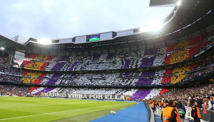 Dienstag, 30.04.2013, UEFA Champions League Halbfinale Rückspiel Saison 2012 2013 im Estadio Santiago Bernabeu Madrid, Real Madrid CF - Papptafel Choreografie der Fans von Real Madrid im Heimblock