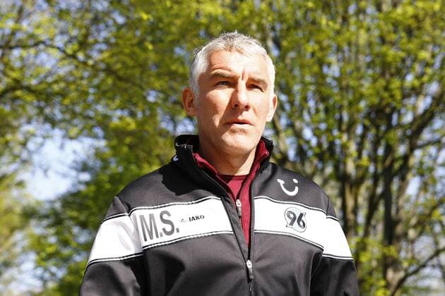 01.05.2013, Mehrkampfanlage Hannover 96, Hannover, Hannover 96 beim Training auf der Mehrkampfanlage, im Bild Mirko Slomka (Trainer, Hannover 96) auf dem Weg zum Trainingsplatz GER, 1. FBL, Mannschaftstraining von Hannover 96