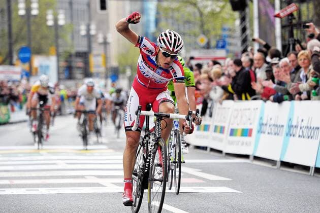 Simon SPILAK ( SLO Team Katusha ) gewinnt aus einer dreiköpfigen Spitzengruppe heraus den Sprint gegen den Vorjahressieger Moreno MOSER ( ITA Cannondale Pro Cycling Team ) - Zielsprint - Jubel - Freude - Emotionen - Aktion - quer - Event: Rund um den Finanzplatz Eschborn Frankfurt - Location: Frankfurt - Deutschland - Europa - Datum: 01.05.2013