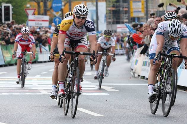 Andre Greipel (GER) vom Team Lotto-Belisol holt im Sprint den 3ten Platz und bläst enttäuscht die Backen auf , Radrennen 1. Mai 2013, Rund um den Finanzplatz Eschborn-Frankfurt, 1.5.2013 EP_RRZ