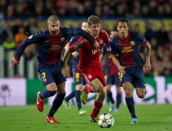 Gerard PIQUE l) und ADRIANO (r beideBAR) - Thomas MUELLER (unten BAY) Fussball international UEFA Championsleague Saison 2012 2013 - Halbfinale Rueckspiel: FC Barcelona - FC Bayern München in Barcelona, Spanien am 01.05.2013,