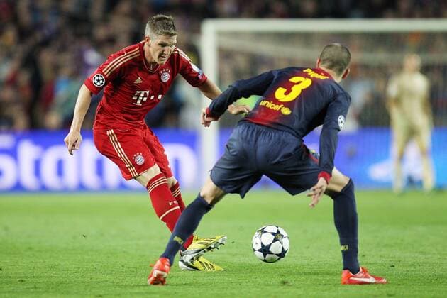 Zweikampf zwischen links Bastian SCHWEINSTEIGER 31 (FC Bayern München) und Gerard PIQUE 3 (FC Barcelona) EP_ckt