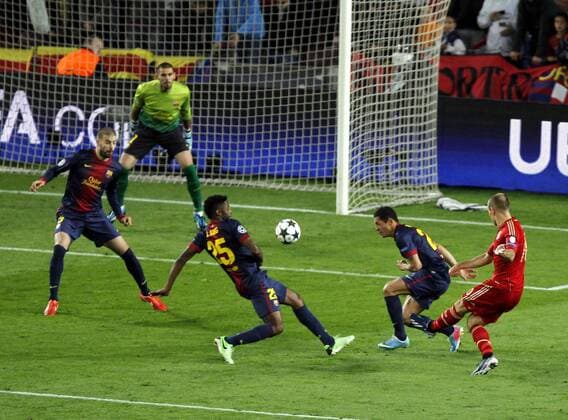 Arjen Robben (FC Bayern München, re.) trifft zum 0:1 gegen v.li.: Gerard Pique, Torwart Victor Valdes, Alexandre Song, Adriano Correia Barcelona, 01 05 13. Champions League: FC Barcelona (Barca) - FC Bayern München. 