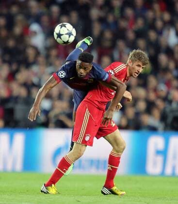 Thomas Müller (FC Bayern), rechts, links Alex Song (Barcelona), FC Barcelona vs FC Bayern München, Barca-FCB, Champions League 2012 2013, Halbfinale, Rückspiel, Fussball, men, Herren, soccer, Ergebnis, result 0:3 Barcelona, 1.5..2013