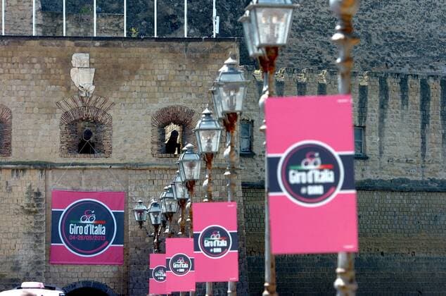 Fahnen mit dem Logo des Giro d italia 2013 vor dem Castello dell Ovo in Neapel 