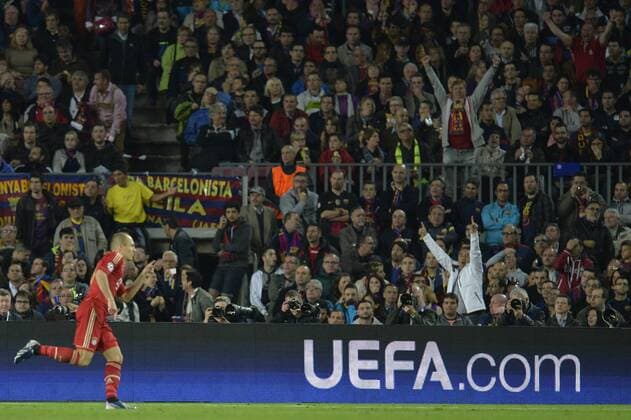 BARCELONA, 01.05.2013, Arjen Robben (FC Bayern München) und drei Bayern Fans jubeln nach seinem Treffer im UEFA Champions League Halbfinale Rückspiel FC Barcelona gegen FC Bayern München im Camp Nou in Barcelona, 01.05.2012.