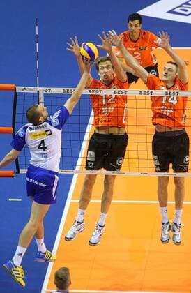 Berlin, Deutschland 02. Mai 2013: Play-Off Volleyball 12 13 - Spiel 3: Berlin Recycling Volleys vs. VfB Friedrichshafen. Angriff Valentin Bratoev (Friedrichshafen 4). Block Paul Carroll (Berlin 12), Tomas Kmet (Berlin 14) sw