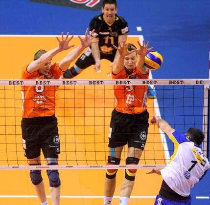 Berlin, Deutschland 02. Mai 2013: Play-Off Volleyball 12 13 - Spiel 3: Berlin Recycling Volleys vs. VfB Friedrichshafen. Angriff Jose Rivera (Friedrichshafen 1). Block Felix Fischer (Berlin 6), Robert Kromm (Berlin 3). sw