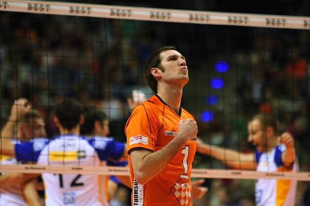 Berlin, Deutschland 02. Mai 2013: Play-Off Volleyball 12 13 - Spiel 3: Berlin Recycling Volleys vs. VfB Friedrichshafen. Scott Touzinsky (Berlin 1) unzufrieden frustriert. Im Hintergrund jubelnde Friedrichshafener. sw