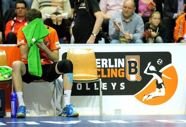 Berlin, Deutschland 02. Mai 2013: Play-Off Volleyball 12 13 - Spiel 3: Berlin Recycling Volleys vs. VfB Friedrichshafen. Scott Touzinsky (Berlin 1) unzufrieden frustriert sw