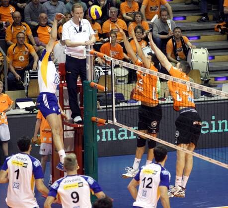 02.05.2013, Max-Schmeling-Halle, Berlin, GER, 1.VBL, Berlin Recycling Volleys, VfB Friedrichshafen im Bild, Kawika Shoji (Berlin Recycling Volleys), Tomas Kmet (Berlin Recycling Volleys), Valentin Bratoev (Friedrichshafen)