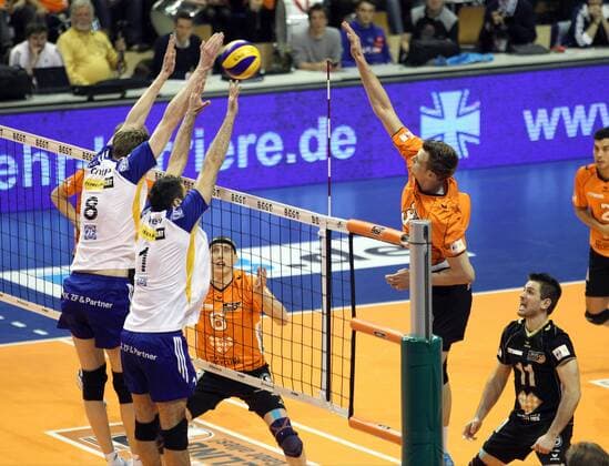 02.05.2013, Max-Schmeling-Halle, Berlin, GER, 1.VBL, Berlin Recycling Volleys, VfB Friedrichshafen im Bild, Robert Kromm (Berlin Recycling Volleys), Felix Fischer (Berlin Recycling Volleys), Max Guenthoer (Friedrichshafen), Jose Rivera (Friedrichshafen)
