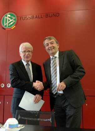 03.05.2013, xjhx, DFB Präsidiumssitzung DFB und DFL, v.l. Dr. Reinhard Rauball (Präsident Ligaverband DFL), DFB Präsident Wolfgang Niersbach (Deutsche Fussball Bund)
