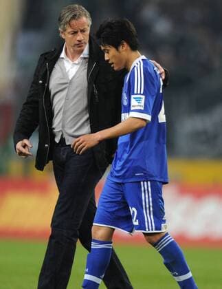 03-05-2013, Fussball, Saison 2012-2013, 1. Bundesliga, 32. Spieltag, Borussia Mönchengladbach - FC Schalke 04 0-1, Trainer Jens Keller (Schalke 04), li., mit Atsuto Uchida (Schalke 04)