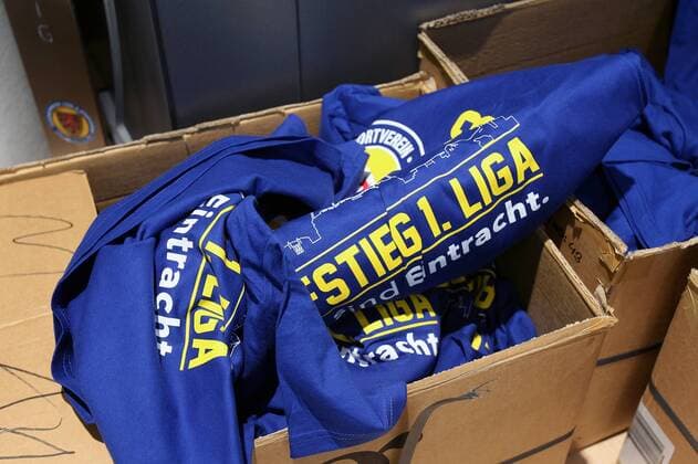 Fanartikel Eintracht Braunschweig, Aufstieg in die 1.Liga, Fanshop, Aufstiegsshirt