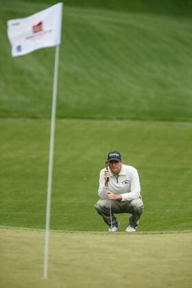 04 May 2013: Nick Watney looks for a line to putt during the third round action of the Wells Fargo Championship Tournament at Quail Hollow Country Club, Charlotte, North Carolina. GOLF: MAY 04 PGA Golf Herren - Wells Fargo Championship - Third Round Icon130504014 EDITORIAL USE ONLY