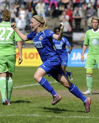 Pauline Bremer (li., P) bejubelt das Tor 2:0, 1.FFC Turbine Potsdam - VfL Wolfsburg, Fußball, Frauen, Bundesliga, Saison 2012 2013, Potsdam, 05.05.2013,