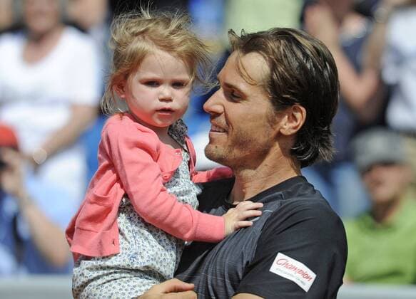 Tommy HAAS (GER) hält nach seinem Sieg im Finale seine Tochter Valentina auf dem Arm. EP_Uln