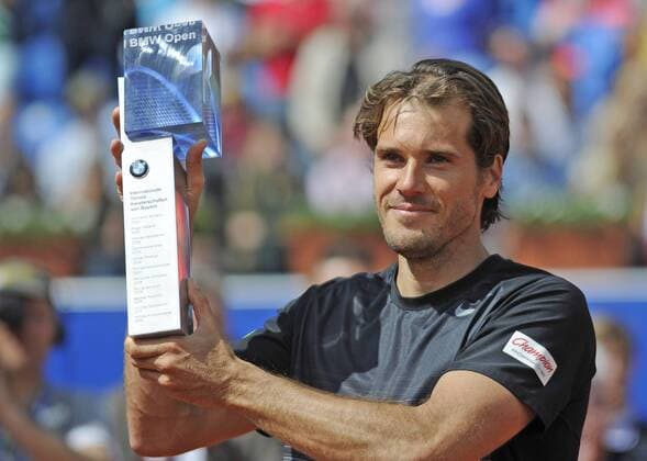 Tommy HAAS (GER) posiert nach seinem Sieg im Finale mit dem Pokal. EP_Uln