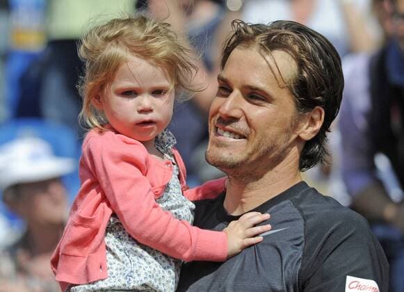 Tommy HAAS (GER) hält nach seinem Sieg im Finale seine Tochter Valentina auf dem Arm. EP_Uln