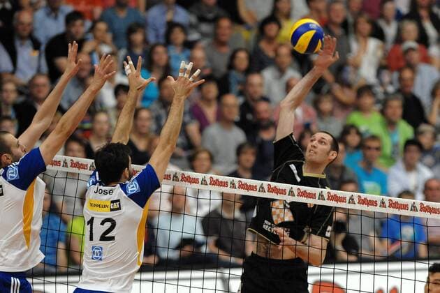 Scott TOUZINSKY (Berlin RV) beim Angriff. Vorne blockt Joao JOSE (VfB Friedrichshafen) EP_WSE