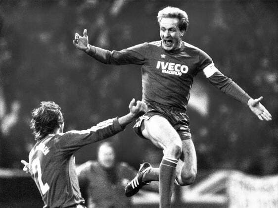 Torschütze Karl Heinz Rummenigge (re.) und Wolfgang Dremmler (beide FC Bayern München) jubeln