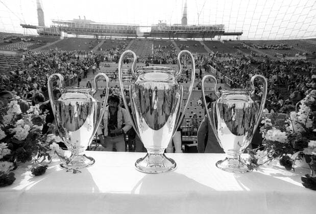 Der FC Bayern München präsentiert die drei Trophäen für die Siege im Europapokal der Landesmeister