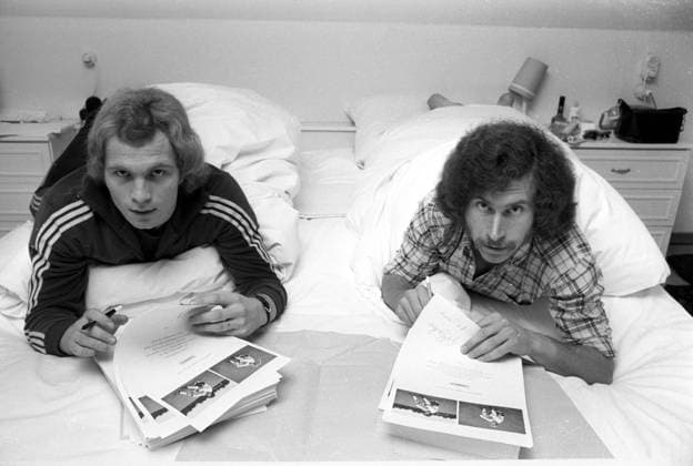 Uli Hoeneß (li.) und Paul Breitner (beide FC Bayern München) sind Bettnachbarn bei Auswärtsfahrten