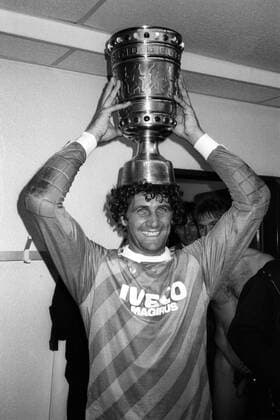 Der FC Bayern München ist DFB Pokalsieger 1984 - Torwart Jean Marie Pfaff präsentiert die Trophäe