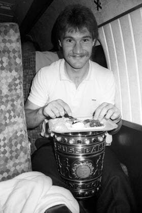 Der FC Bayern München ist DFB Pokalsieger 1984 - Wolfgang Grobe ißt auf der Trophäe