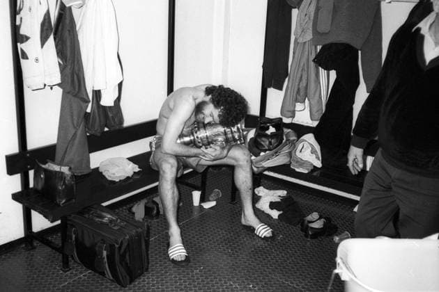 Paul Breitner (FC Bayern München) ist DFB Pokalsieger 1982 und klammert sich ganz fest an die Trophäe