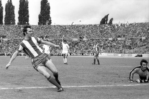 FC Bayern München - 1. FC Köln 2:1 n.V. - Franz Beckenbauer (Bayern, li.) erzielt das Tor zum 1:1 gegen Torwart Milutin Soskic (Köln)