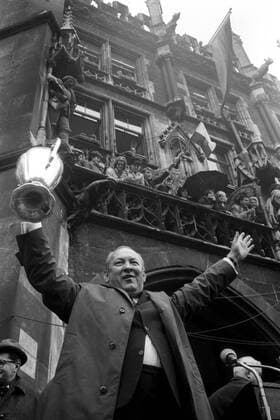 Der FC Bayern München gewinnt den Europapokal der Pokalsieger 1967 - Trainer Zlatko Tschik Cajkovski präsentiert die Trophäe