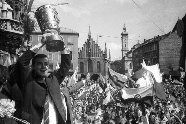 Der FC Bayern München ist DFB Pokalsieger 1966 - Franz Beckenbauer präsentiert die Trophäe
