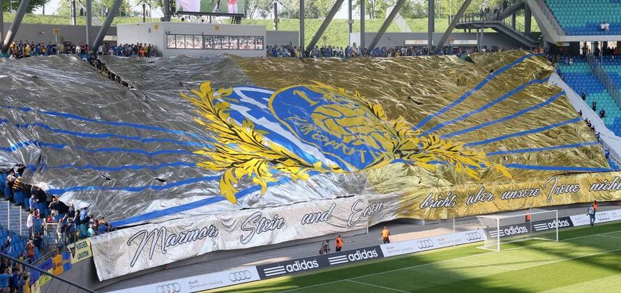 Leipzig, Red Bull Arena, 08.05.2013, Fußball, Regionalliga Nordost, 1. FC Lokomotive Leipzig 0:0 , Im Bild: Choreografie, FC Lok Leipzig Fankurve. 20,000 Zuschauer bei dieser Partie der 4. Liga! , PP100328Lok_RB
