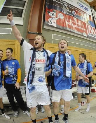 08.05.2013 - Handball - 2. Bundesliga - 33. Spieltag: HC Erlangen HCE - Bergischer HC - - Jubel Freude beim BHC nach Spielende - Michael Hegemann (8, Bergischer HC ) Jan Artmann (17, Bergischer HC )