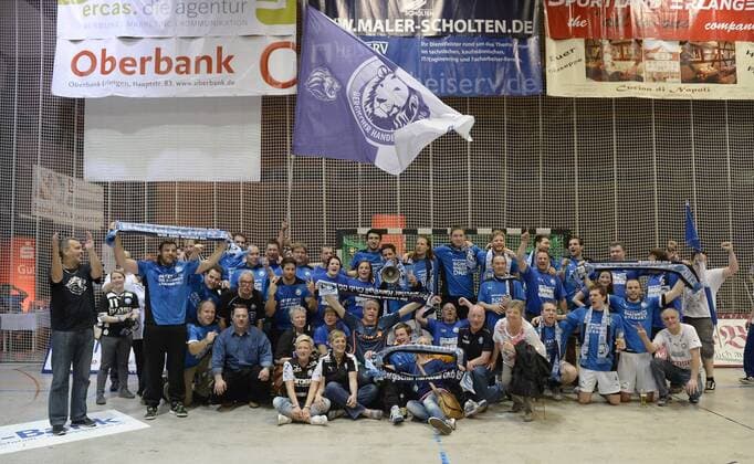 08.05.2013 - Handball - 2. Bundesliga - 33. Spieltag: HC Erlangen HCE - Bergischer HC - - Teamfoto Mannschaftsfoto mit Fans - Der BHC steigt in die 1. Bundesliga auf - Aufsteiger - Aufstiegsfoto