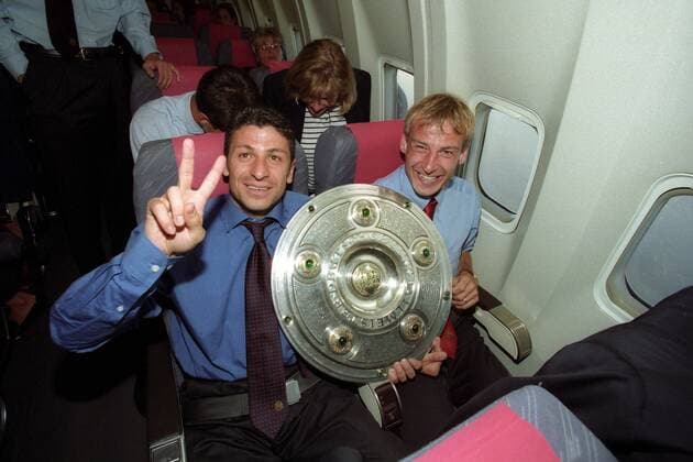 Fußball, FC Bayern München, Deutscher Meister 1997 Der FC Bayern München ist deutscher Meister 1996 1997, Ruggiero Rizzitelli (li.) und Jürgen Klinsmann mit der Meisterschale im Flugzeug