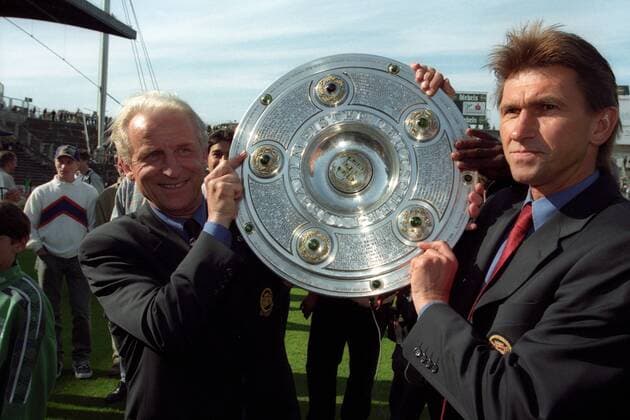 Der FC Bayern München ist deutscher Meister 1996 1997, Trainer Giovanni Trapattoni (li.) und Klaus Augenthaler mit der Meisterschale