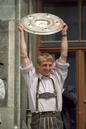 Der FC Bayern München ist deutscher Meister 1996 1997 Jürgen Klinsmann mit der Meisterschale auf dem Rathausbalkon